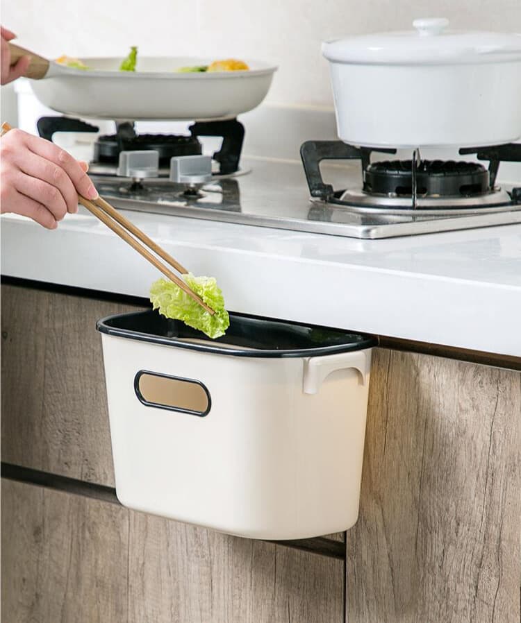 取り付け簡単  料理で出たごみをすぐに捨てられる扉につけるゴミ箱