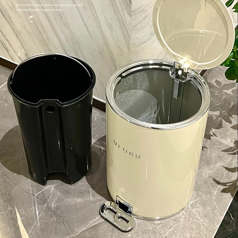 スタイリッシュタイプ　フットペダル式密閉ゴミ箱 