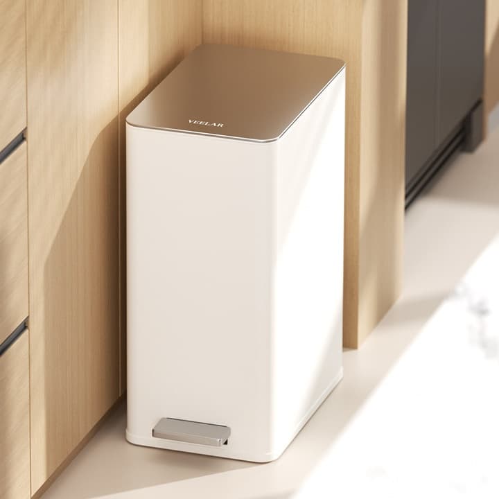 スマート隙間ゴミ箱
### 幅わずか20センチのキッチン ゴミ箱。シンプルなデザインで隙間にぴったり収まり空間を有効活用。