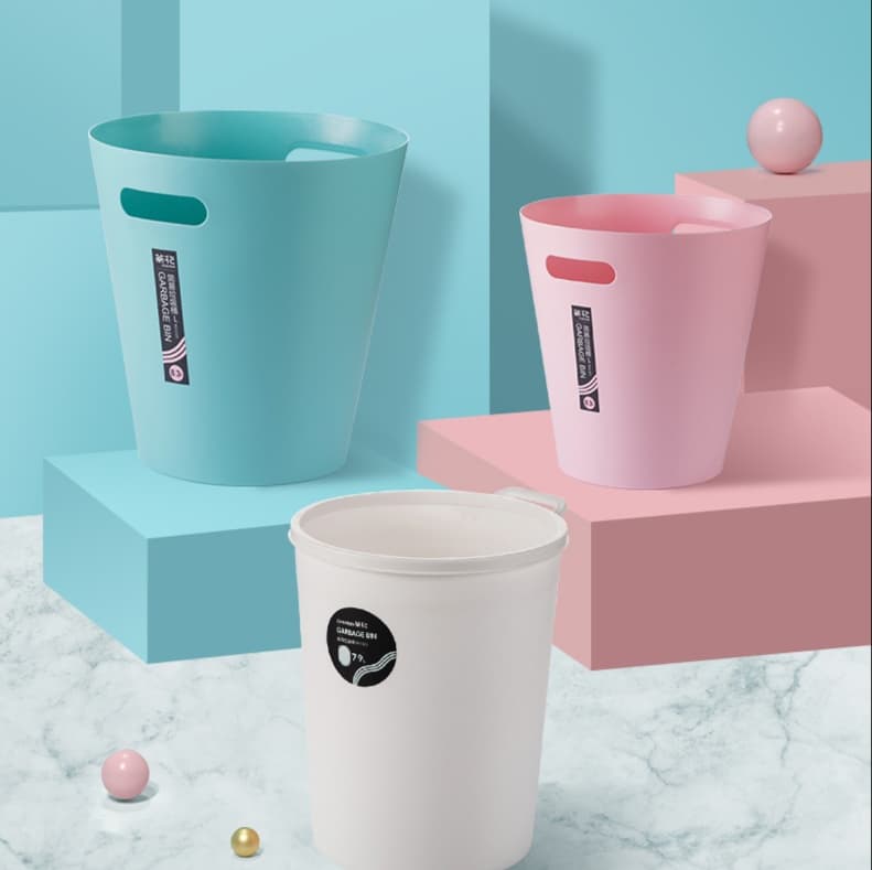 シンプルなデザインのプラスチックごみ箱