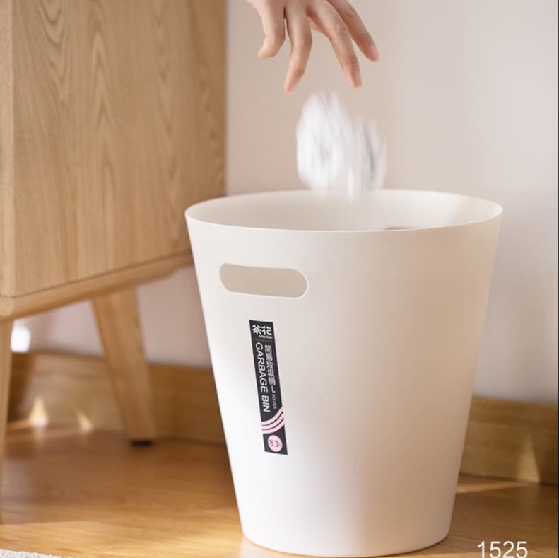 シンプルなデザインのプラスチックごみ箱
