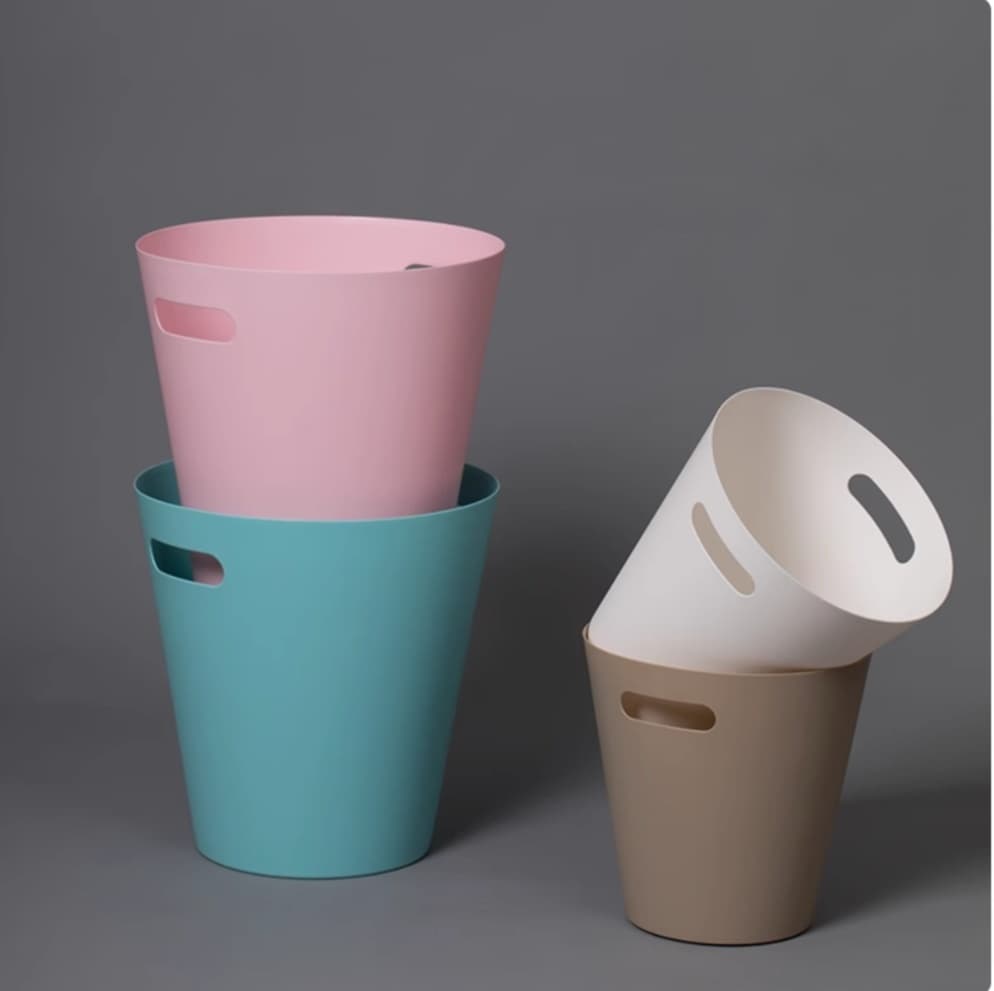 シンプルなデザインのプラスチックごみ箱