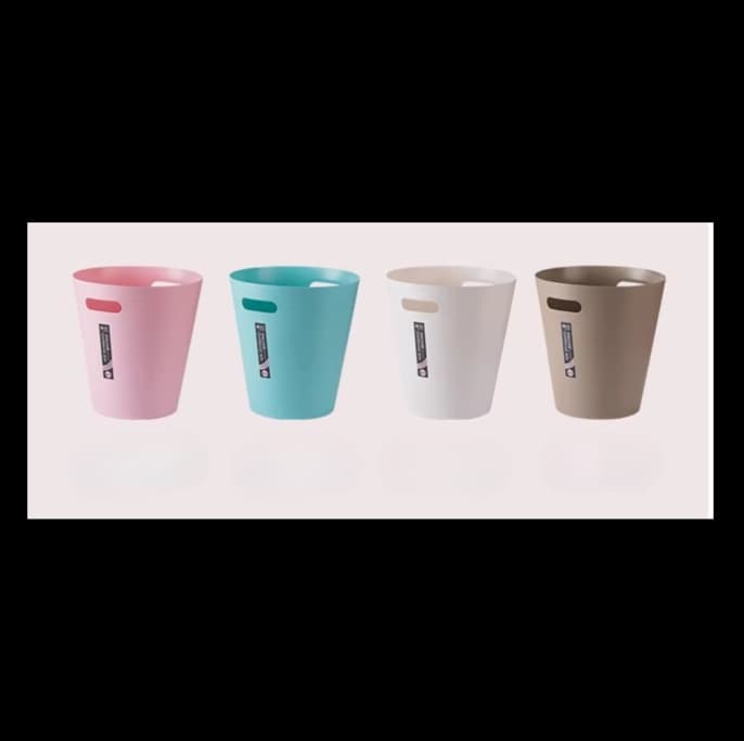 シンプルなデザインのプラスチックごみ箱