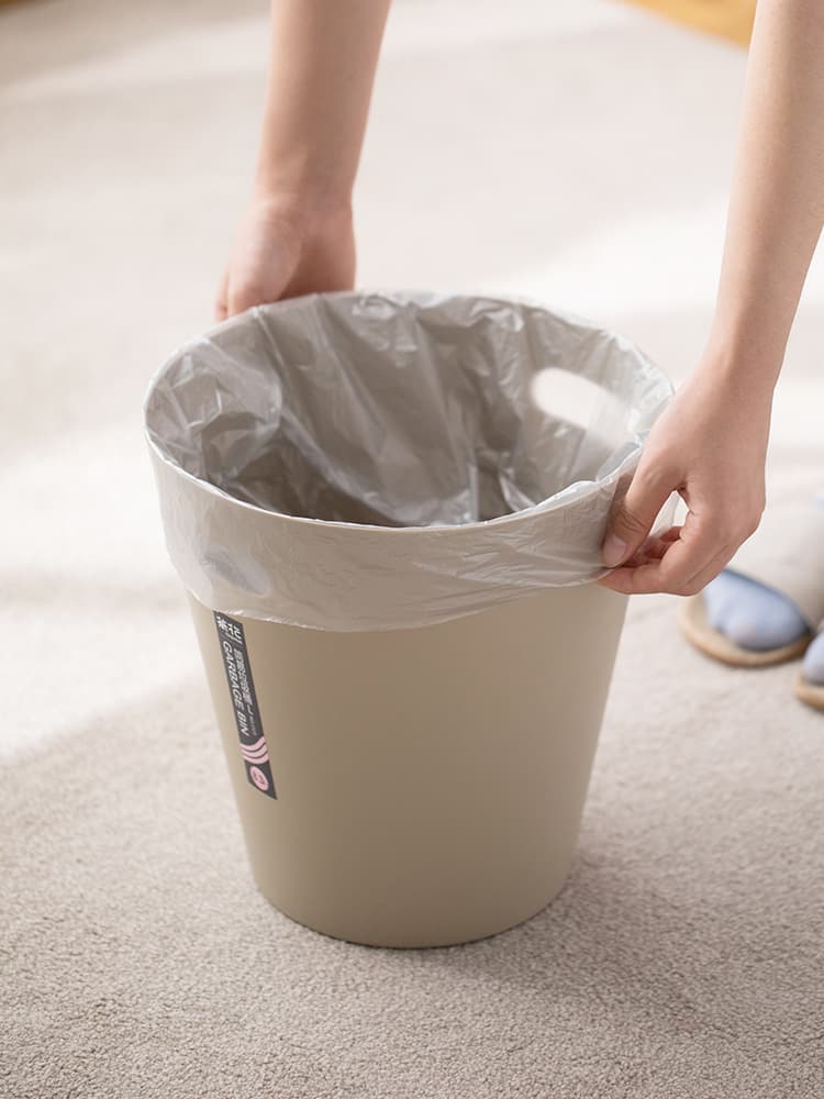 シンプルなデザインのプラスチックごみ箱