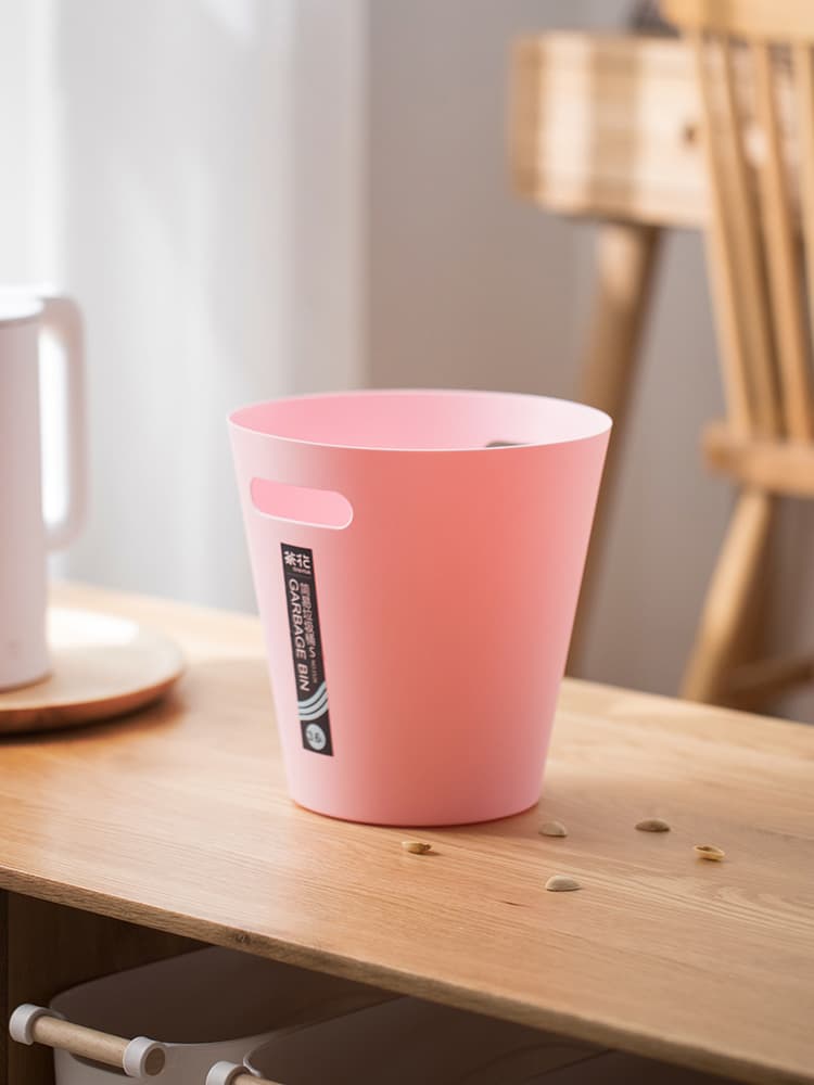 シンプルなデザインのプラスチックごみ箱